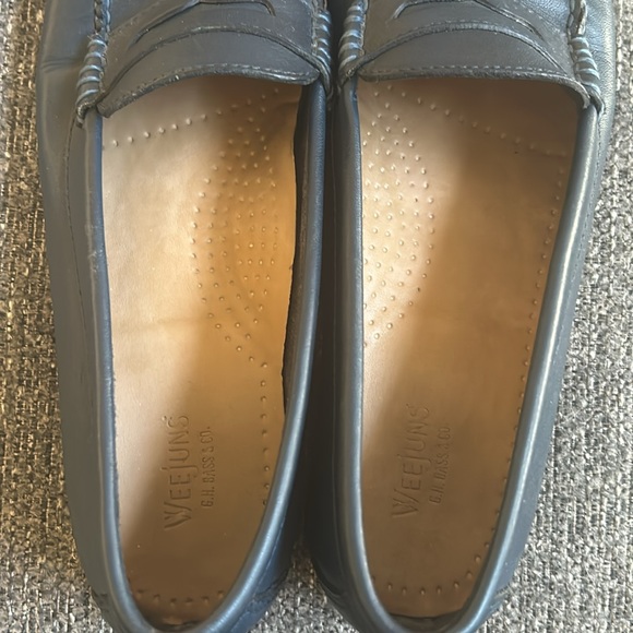 Womens Weejuns’ shoes made by GH Bass & Company.  Excellent condition. Size 8.5. - Picture 4 of 4